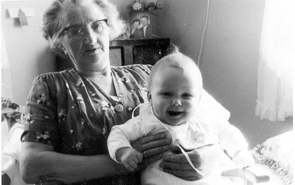25 Kalla Lunde.jpg - Karoline Lunde f. Kvien med barnebarn.